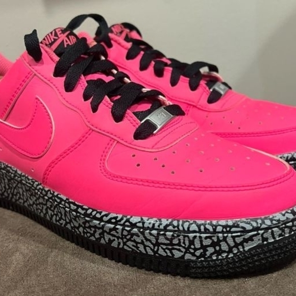 Nike Women's Bright Pink Sneakers with Black Accents - Picture 7 of 7